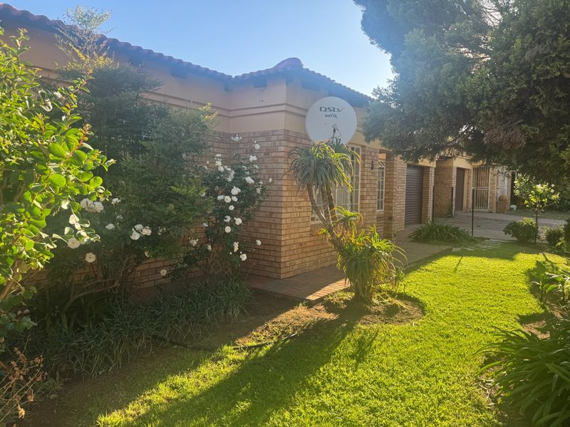 Warm and Welcoming Full Title Townhouse with Beautiful Garden - Photo 2