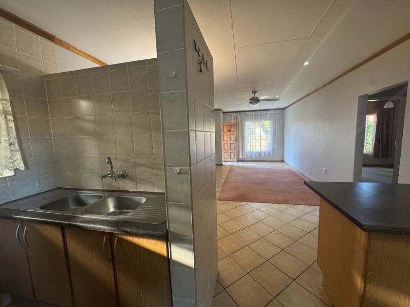 Warm and Welcoming Full Title Townhouse with Beautiful Garden - Photo 4