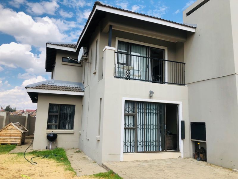 3 Bedroom Town House For Sale In Shellyvale, Bloemfontein - Photo 2