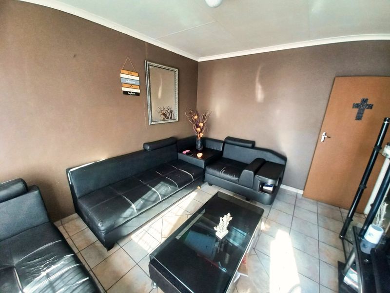 Actonville Opportunity: Low-Maintenance 3-Bed House with Fitted Kitchen - Photo 4