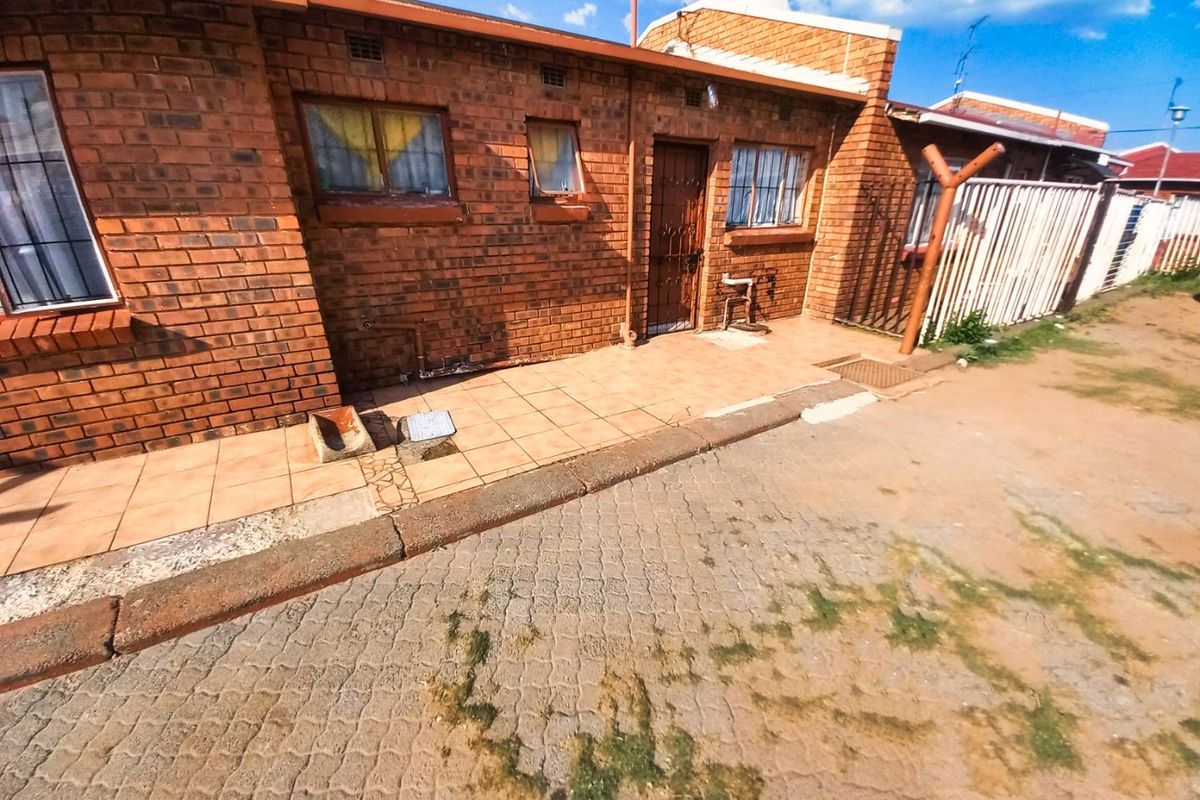 Actonville Opportunity: Low-Maintenance 3-Bed House with Fitted Kitchen - Photo 2