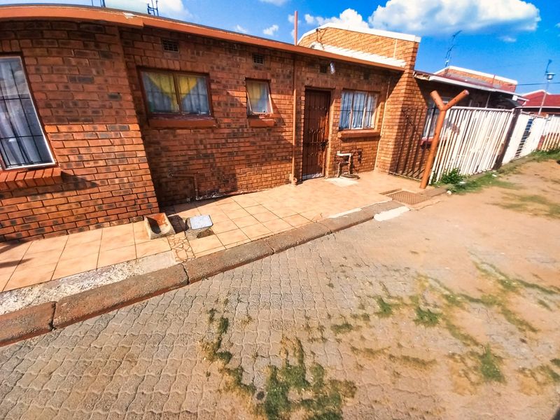 Actonville Opportunity: Low-Maintenance 3-Bed House with Fitted Kitchen - Photo 2