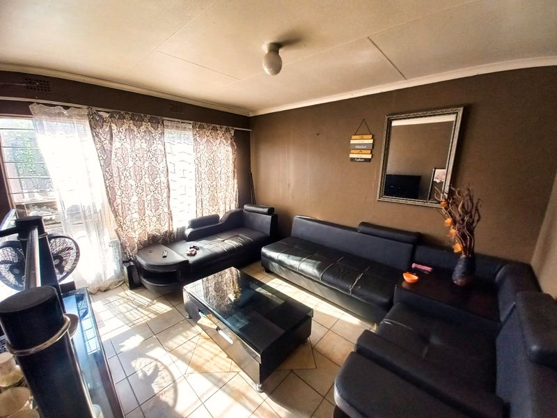 Actonville Opportunity: Low-Maintenance 3-Bed House with Fitted Kitchen - Photo 3