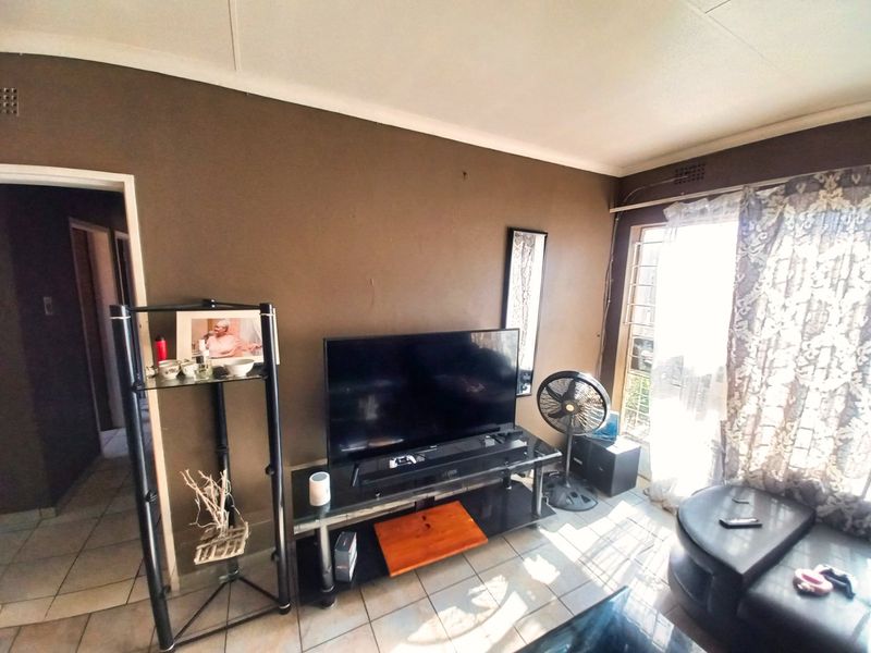 Actonville Opportunity: Low-Maintenance 3-Bed House with Fitted Kitchen - Photo 5