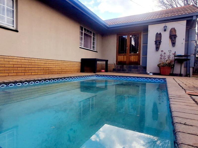 "Spacious 4-bedroom home close to High and Primera schools, situated in a prime area of Vaalpark." - Photo 1