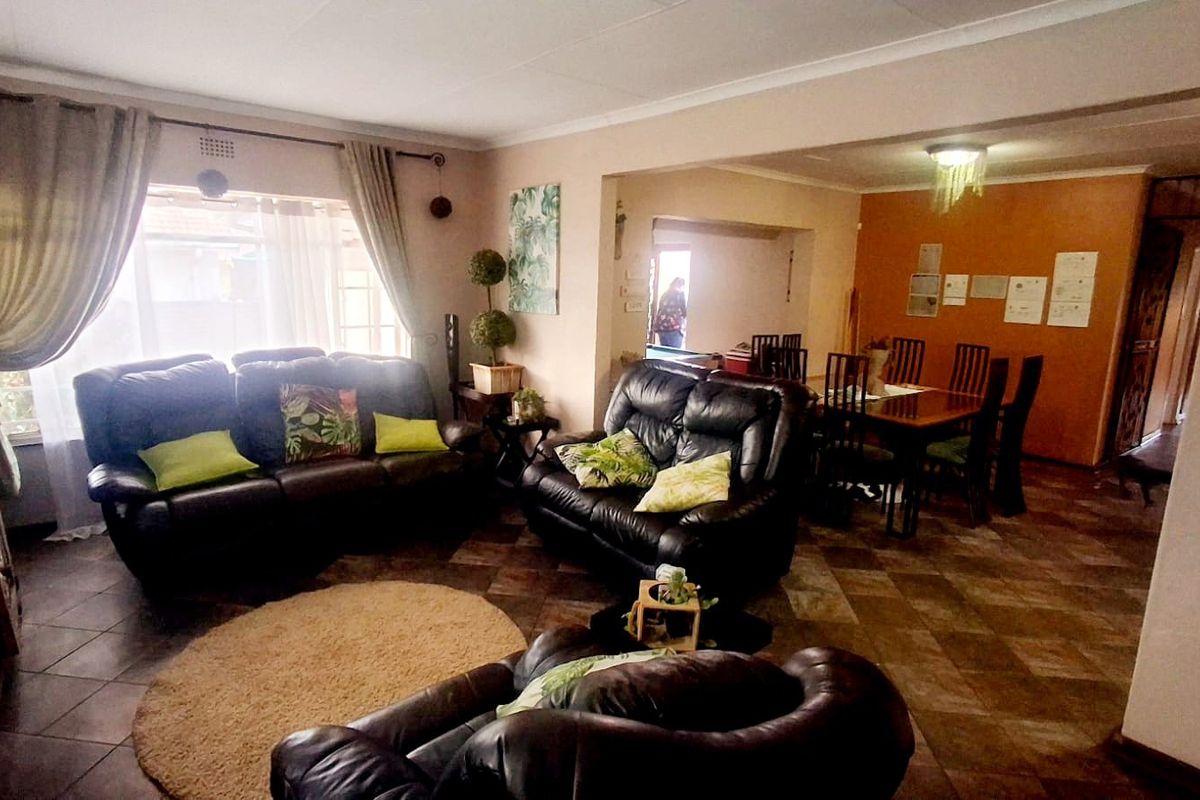 "Spacious 4-bedroom home close to High and Primera schools, situated in a prime area of Vaalpark." - Photo 5