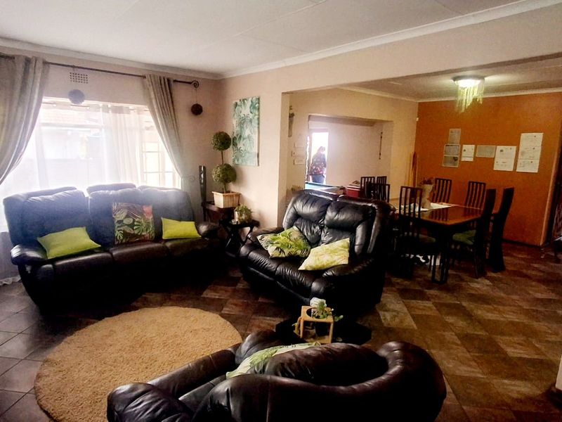 "Spacious 4-bedroom home close to High and Primera schools, situated in a prime area of Vaalpark." - Photo 5