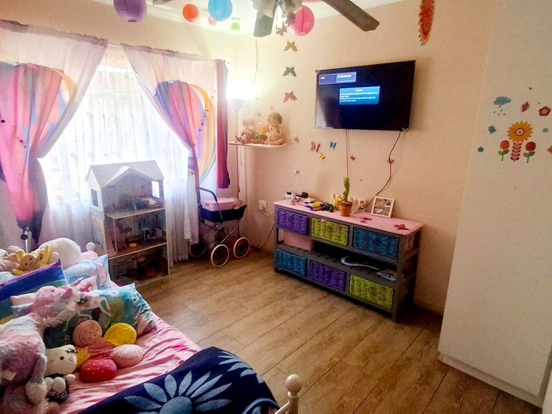 "Spacious 4-bedroom home close to High and Primera schools, situated in a prime area of Vaalpark." - Photo 10