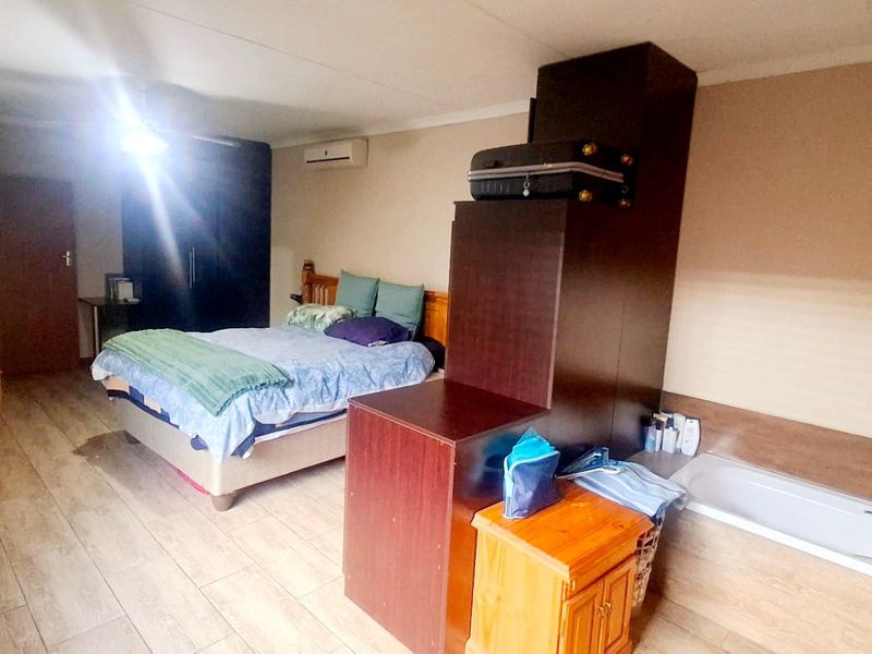 "Spacious 4-bedroom home close to High and Primera schools, situated in a prime area of Vaalpark." - Photo 8