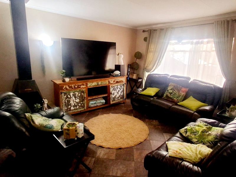 "Spacious 4-bedroom home close to High and Primera schools, situated in a prime area of Vaalpark." - Photo 6