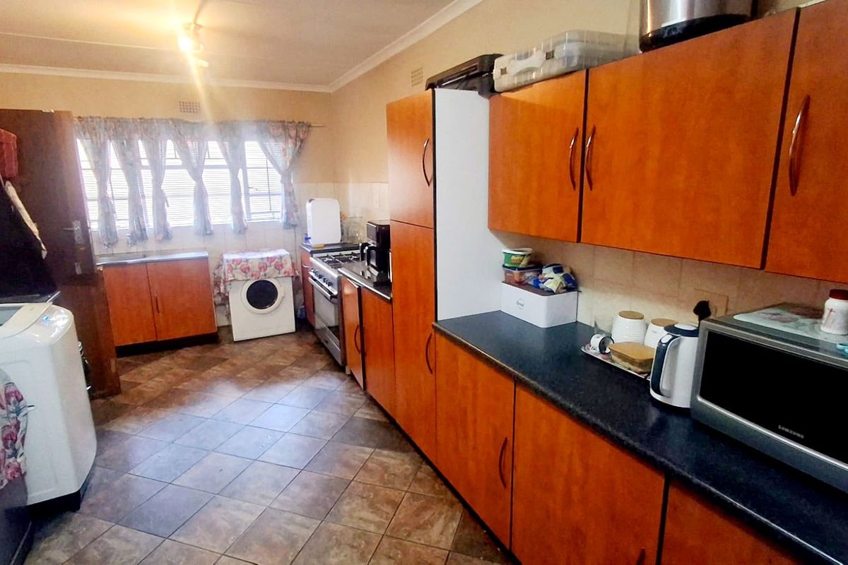"Spacious 4-bedroom home close to High and Primera schools, situated in a prime area of Vaalpark." - Photo 4