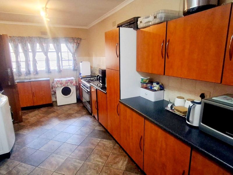 "Spacious 4-bedroom home close to High and Primera schools, situated in a prime area of Vaalpark." - Photo 4