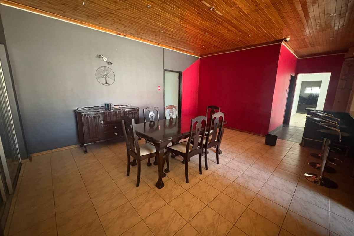 "Stunning, modern, and spacious entertainer’s dream home in a sought-after area of Vaalpark." - Photo 5