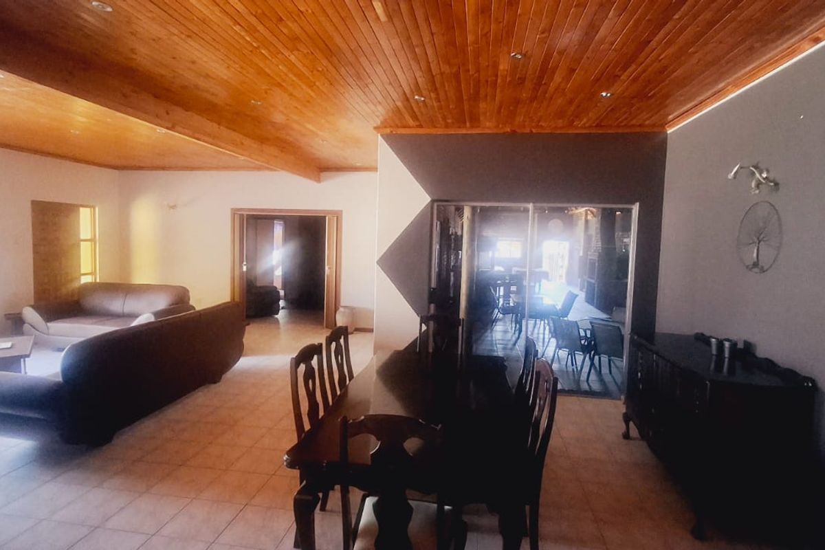 "Stunning, modern, and spacious entertainer’s dream home in a sought-after area of Vaalpark." - Photo 3