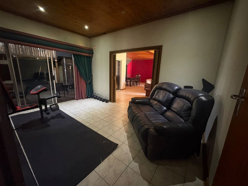 "Stunning, modern, and spacious entertainer’s dream home in a sought-after area of Vaalpark." - Photo 9
