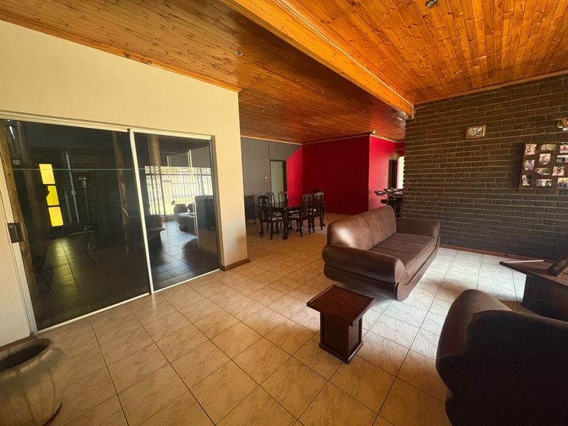 "Stunning, modern, and spacious entertainer’s dream home in a sought-after area of Vaalpark." - Photo 8