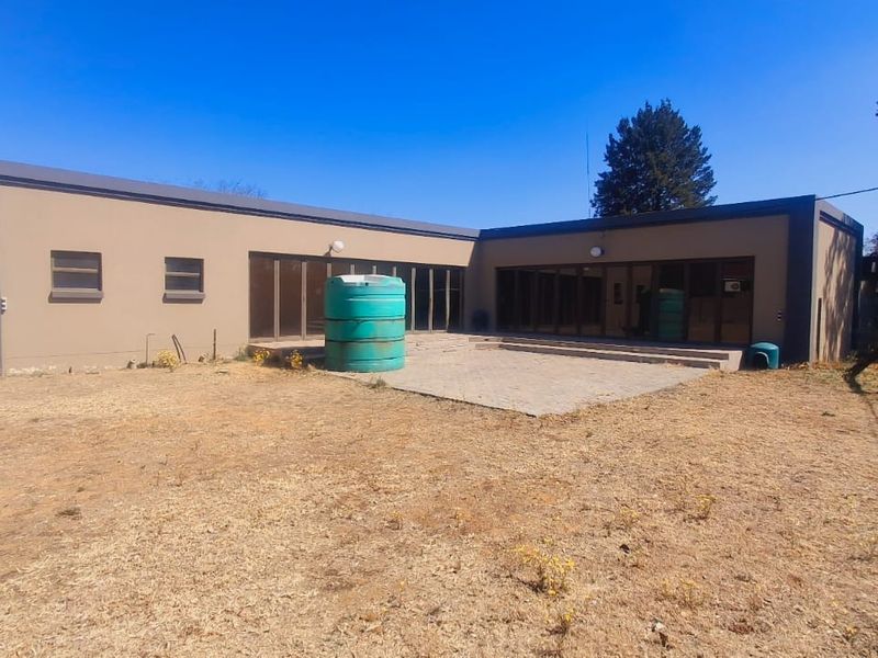 "Stunning, modern, and spacious entertainer’s dream home in a sought-after area of Vaalpark." - Photo 7