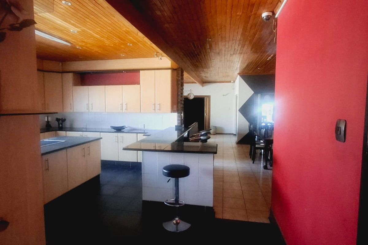 "Stunning, modern, and spacious entertainer’s dream home in a sought-after area of Vaalpark." - Photo 2