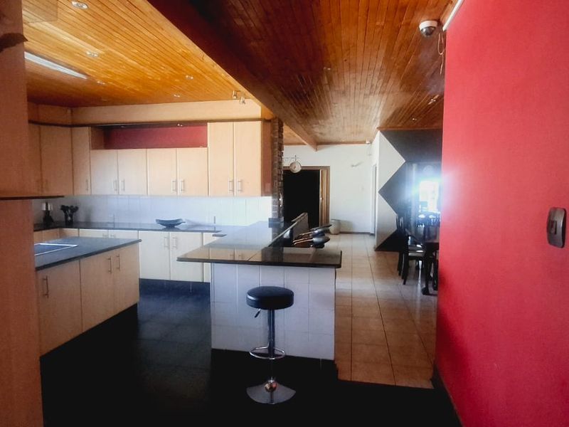 "Stunning, modern, and spacious entertainer’s dream home in a sought-after area of Vaalpark." - Photo 2