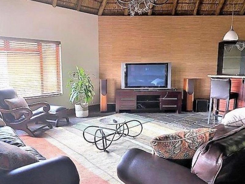 Stunning Family Home in the Sought-After Boschenvaal River Front Lodge - Photo 7