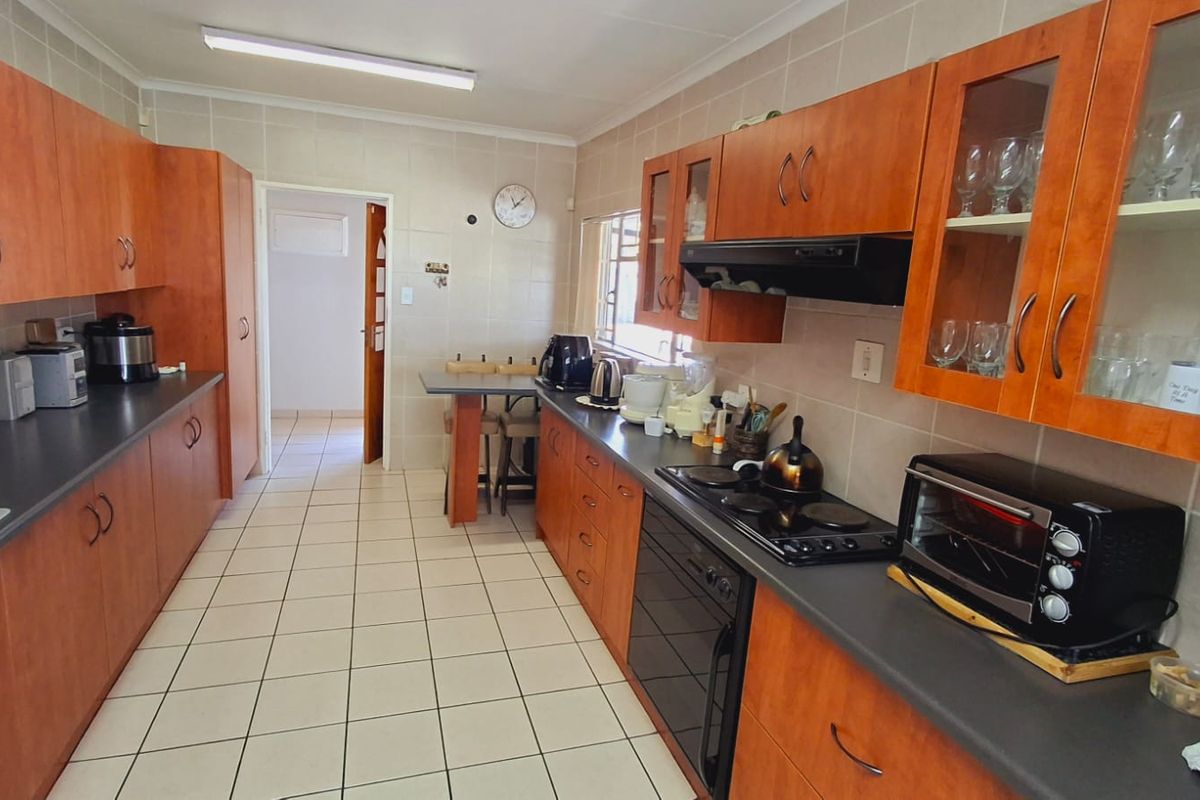 "Well-maintained four-bedroom home with flat walking distance to schools."p - Photo 4