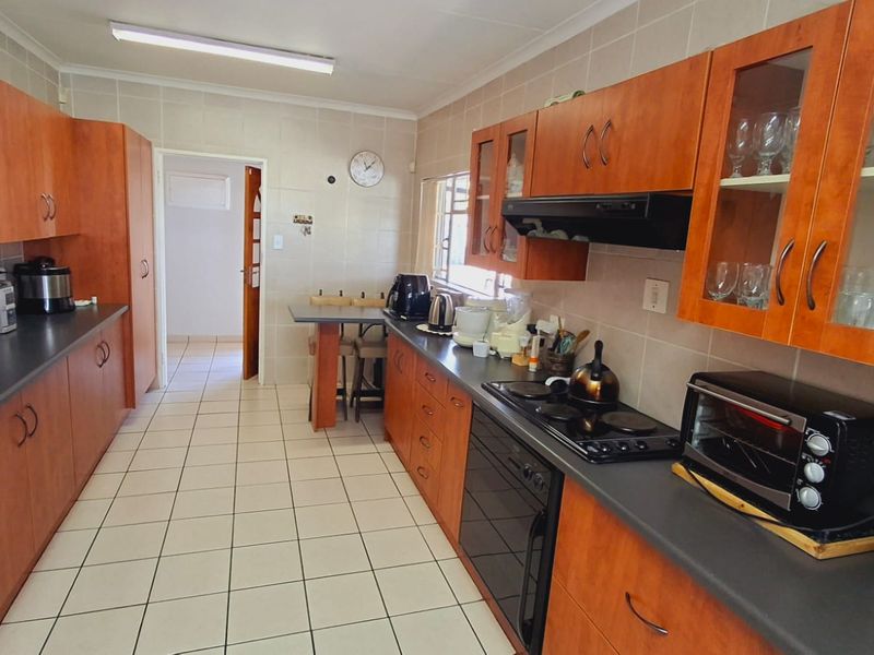 "Well-maintained four-bedroom home with flat walking distance to schools."p - Photo 4