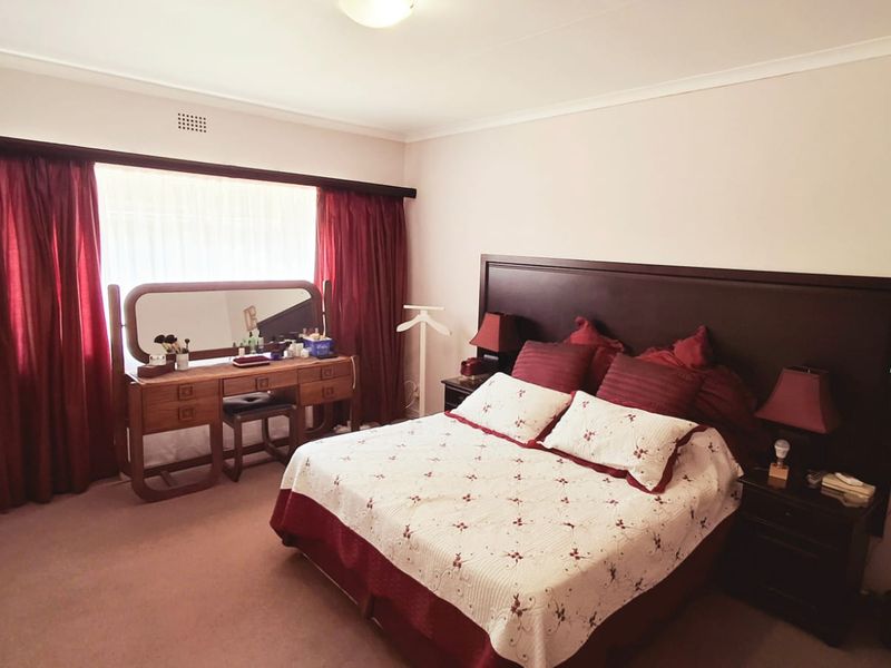 "Well-maintained four-bedroom home with flat walking distance to schools."p - Photo 10