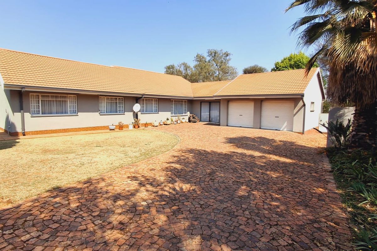 "Well-maintained four-bedroom home with flat walking distance to schools."p - Photo 3