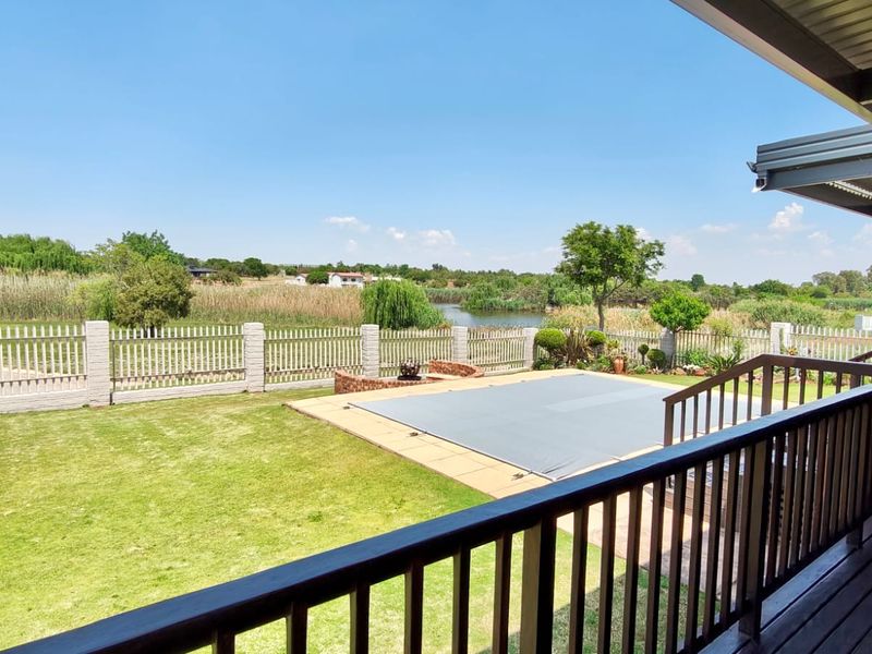 Luxury 4-Bedroom Home for Sale in Harbour Town Golf Estate, Vaal Marina - Photo 9