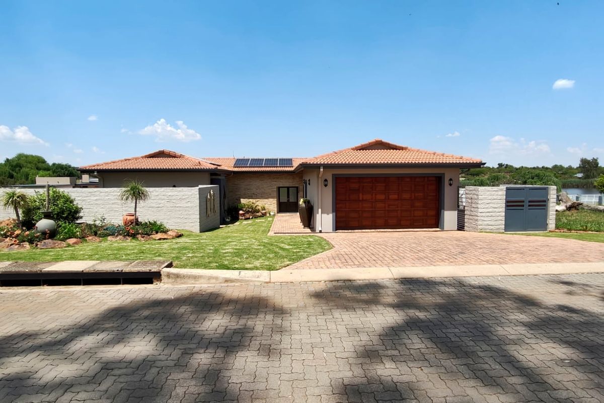 Luxury 4-Bedroom Home for Sale in Harbour Town Golf Estate, Vaal Marina - Photo 2