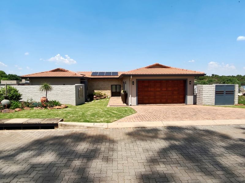 Luxury 4-Bedroom Home for Sale in Harbour Town Golf Estate, Vaal Marina - Photo 2