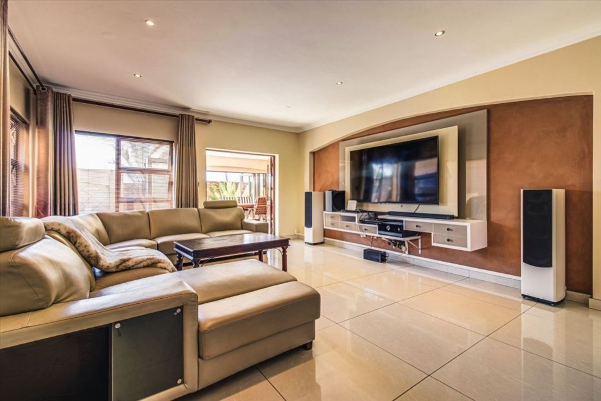 Elegant and Spacious Family Residence - Photo 2