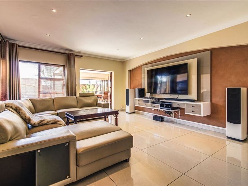 Elegant and Spacious Family Residence - Photo 2