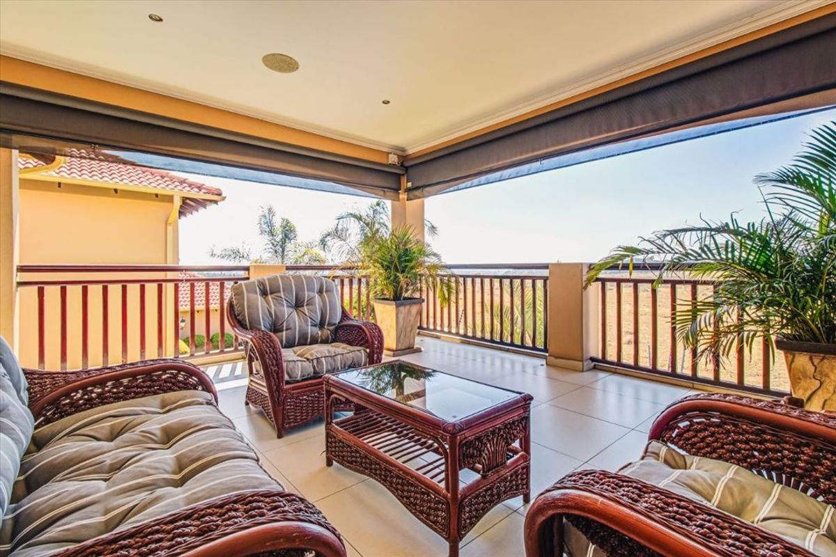 Elegant and Spacious Family Residence - Photo 3