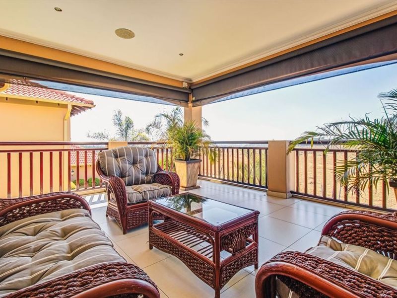 Elegant and Spacious Family Residence - Photo 3