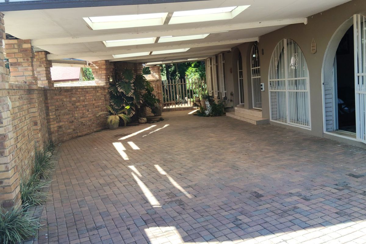 Exceptional Family Home with Full Two-Bedroom Flat and Extensive Features - Photo 4