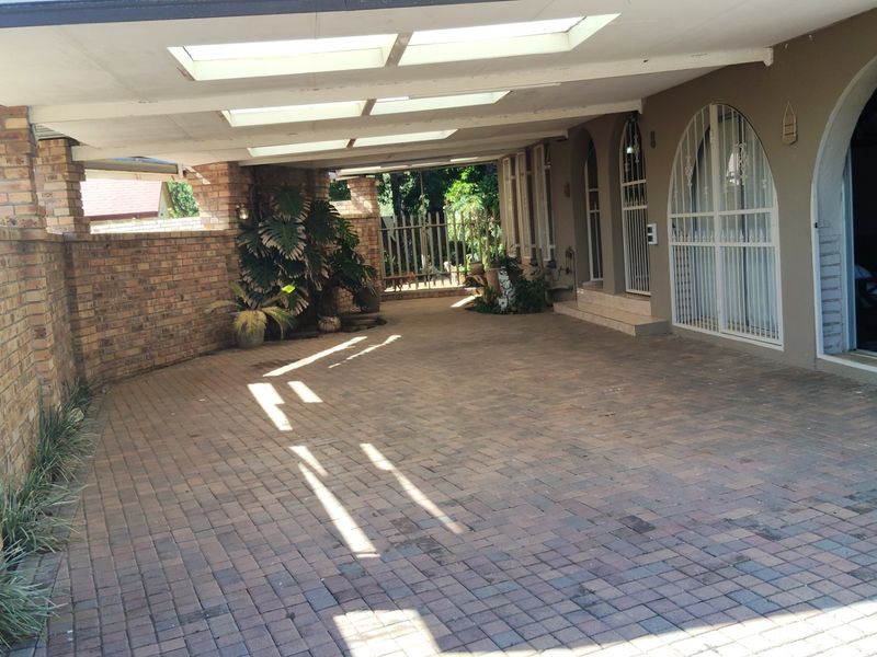 Exceptional Family Home with Full Two-Bedroom Flat and Extensive Features - Photo 4