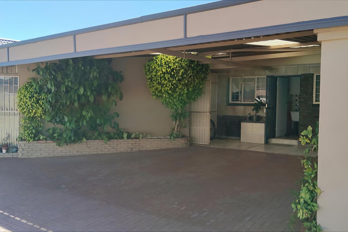 Exceptional Family Home with Full Two-Bedroom Flat and Extensive Features - Photo 3