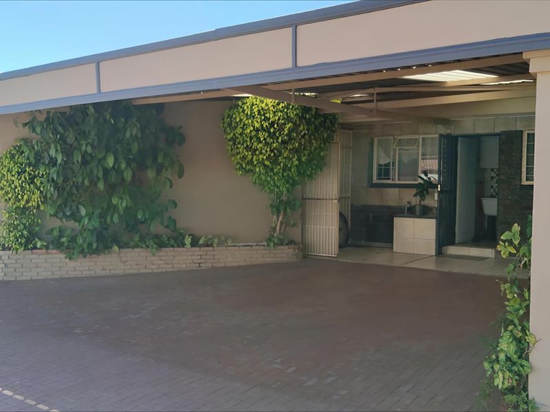 Exceptional Family Home with Full Two-Bedroom Flat and Extensive Features - Photo 3