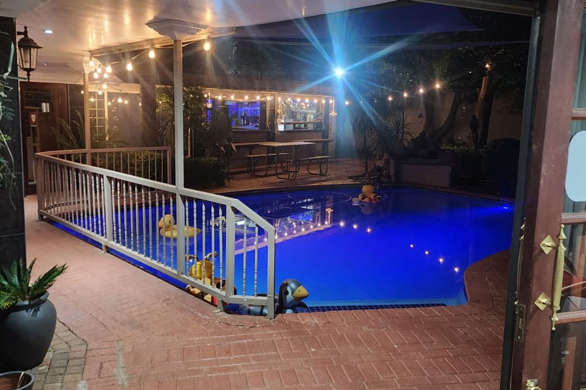 Exceptional Family Home with Full Two-Bedroom Flat and Extensive Features - Photo 2