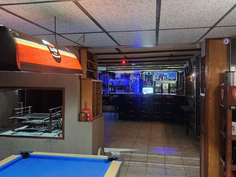 Exceptional Family Home with Full Two-Bedroom Flat and Extensive Features - Photo 8