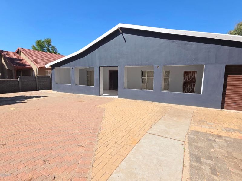 4 Bedroom House For Sale in Stilfontein Ext 4 - Photo 2