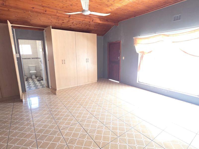 4 Bedroom House For Sale in Stilfontein Ext 4 - Photo 6