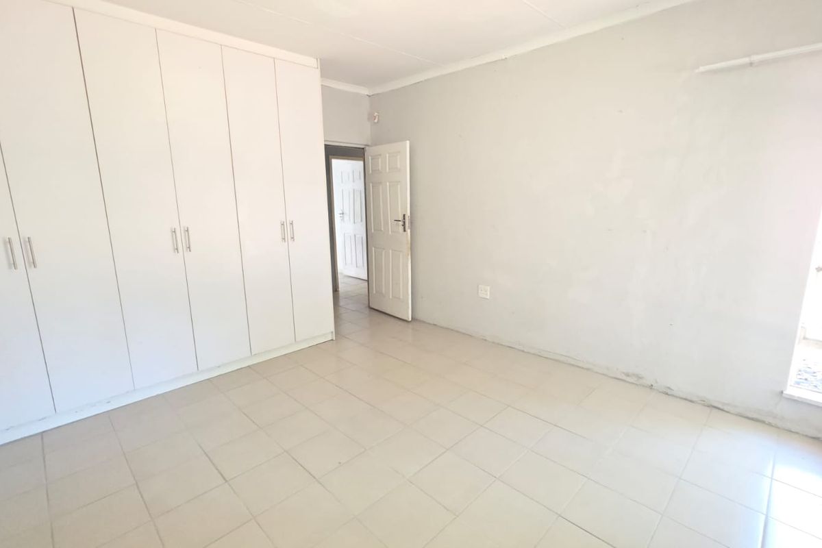 4 Bedroom House For Sale in Stilfontein Ext 4 - Photo 4