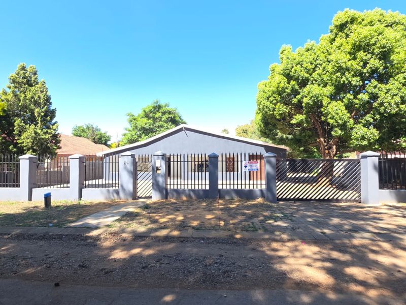 4 Bedroom House For Sale in Stilfontein Ext 4 - Photo 1
