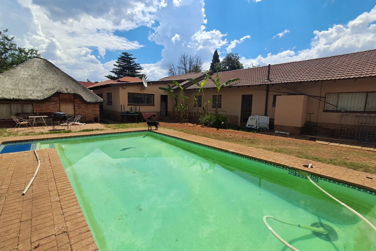 4 Bedroom 3 Bathroom property for sale in Stilfontein EXT 4. - Photo 5