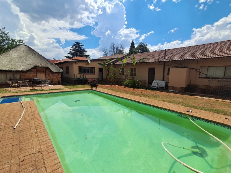 4 Bedroom 3 Bathroom property for sale in Stilfontein EXT 4. - Photo 5