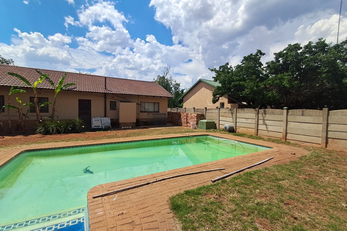 4 Bedroom 3 Bathroom property for sale in Stilfontein EXT 4. - Photo 3