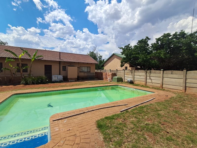 4 Bedroom 3 Bathroom property for sale in Stilfontein EXT 4. - Photo 3