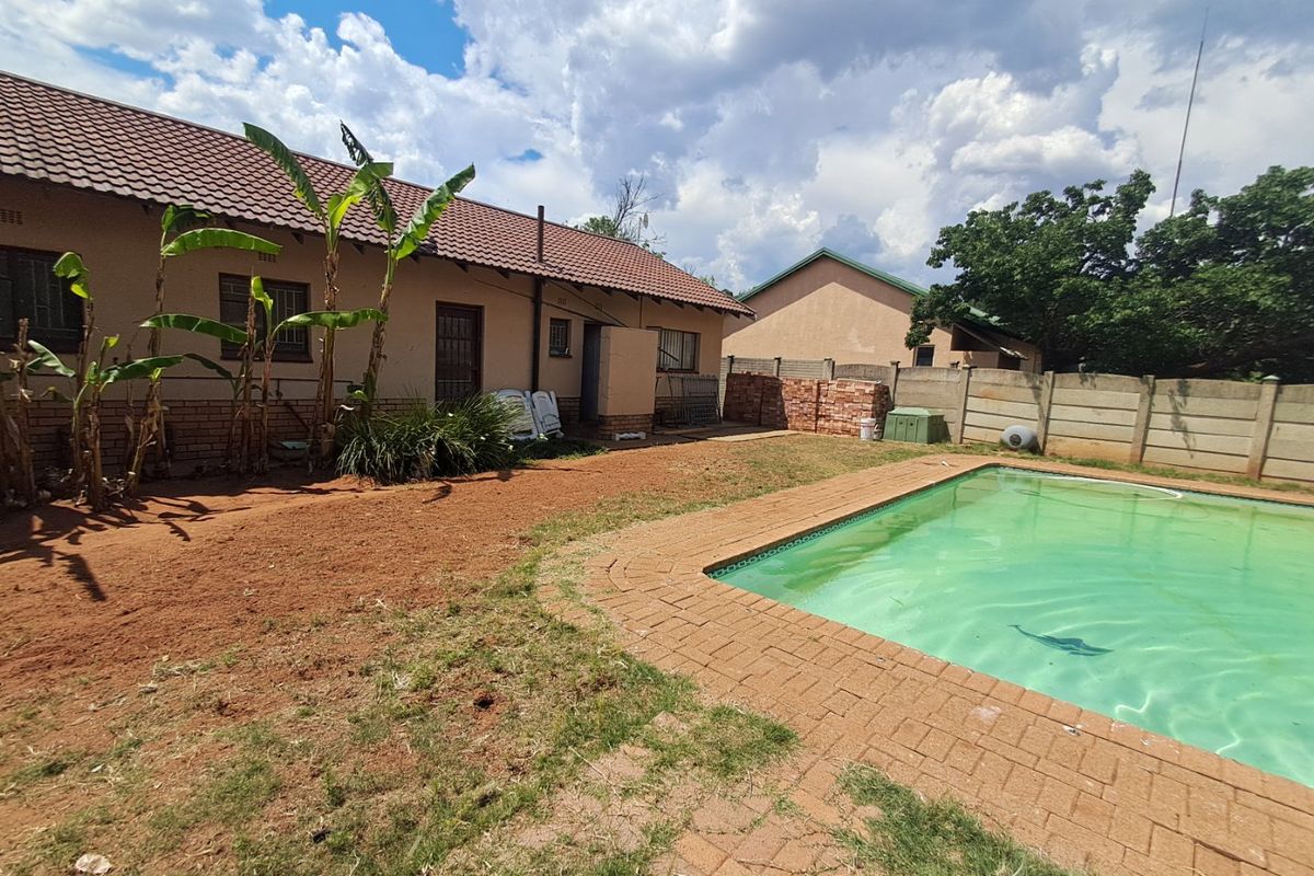 4 Bedroom 3 Bathroom property for sale in Stilfontein EXT 4. - Photo 2